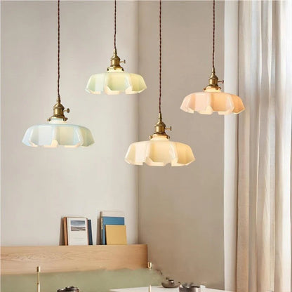 Retro lampy wiszące z kolorowymi szklanymi kloszami i mosiężnym wykończeniem