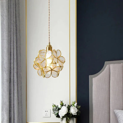 Artystyczna lampa wisząca w stylu witrażowym – kwiatowa elegancja