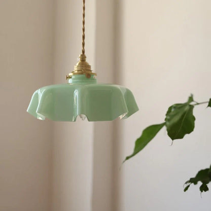 Retro lampy wiszące z kolorowymi szklanymi kloszami i mosiężnym wykończeniem