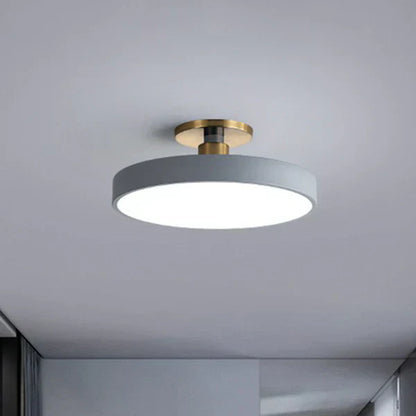 Okrągła lampa sufitowa LED w stylu skandynawskim