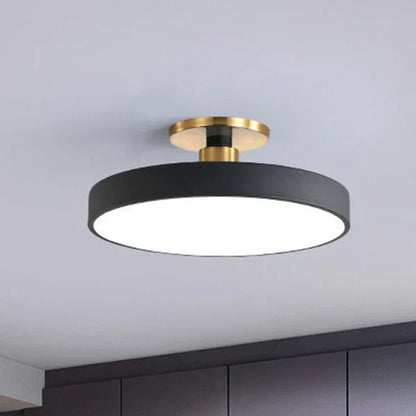 Okrągła lampa sufitowa LED w stylu skandynawskim
