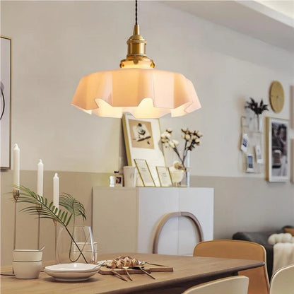 Retro lampy wiszące z kolorowymi szklanymi kloszami i mosiężnym wykończeniem