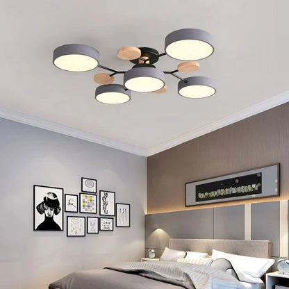 Nowoczesna lampa sufitowa LED wieloramienna – minimalistyczny design z drewnianymi akcentami