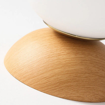 Nowoczesna lampa sufitowa w japońskim stylu  z drewnianą bazą – minimalistyczna kula