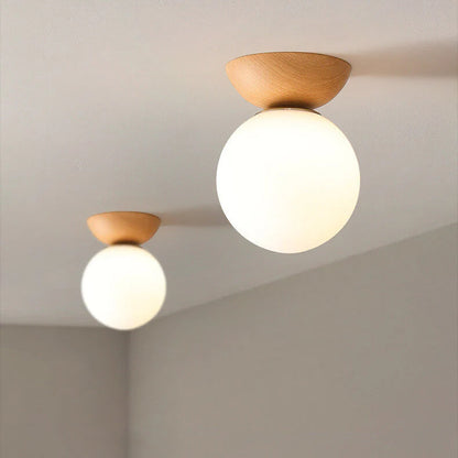 Nowoczesna lampa sufitowa w japońskim stylu  z drewnianą bazą – minimalistyczna kula