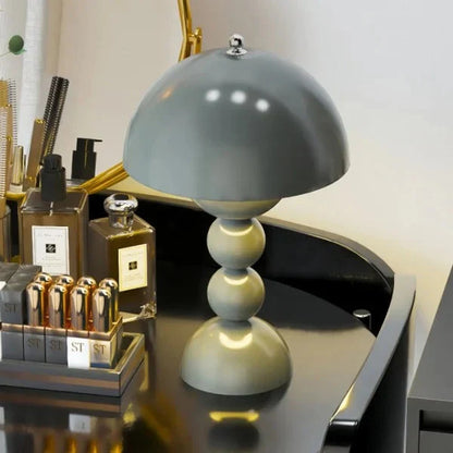 Nowoczesna lampa stołowa LED z kulistą podstawą – designerska lampka nocna w stylu retro-modern