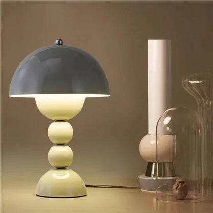 Nowoczesna lampa stołowa LED z kulistą podstawą – designerska lampka nocna w stylu retro-modern
