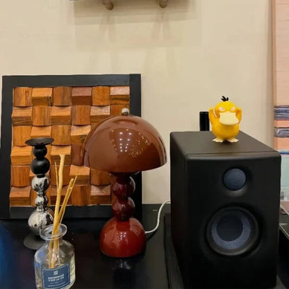 Nowoczesna lampa stołowa LED z kulistą podstawą – designerska lampka nocna w stylu retro-modern