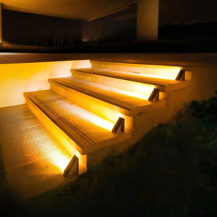 Solarny zestaw lamp LED do oświetlenia schodów i ogrodu