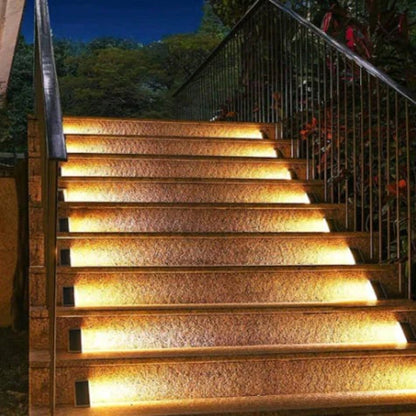 Solarny zestaw lamp LED do oświetlenia schodów i ogrodu