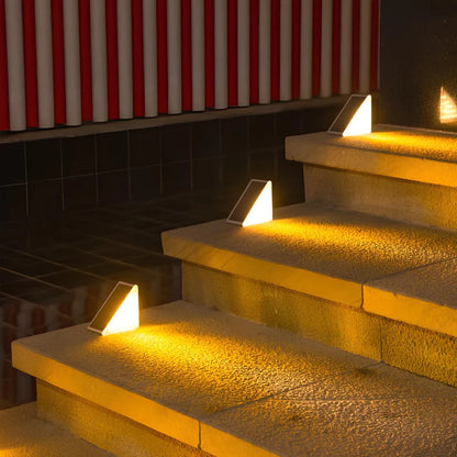 Solarny zestaw lamp LED do oświetlenia schodów i ogrodu