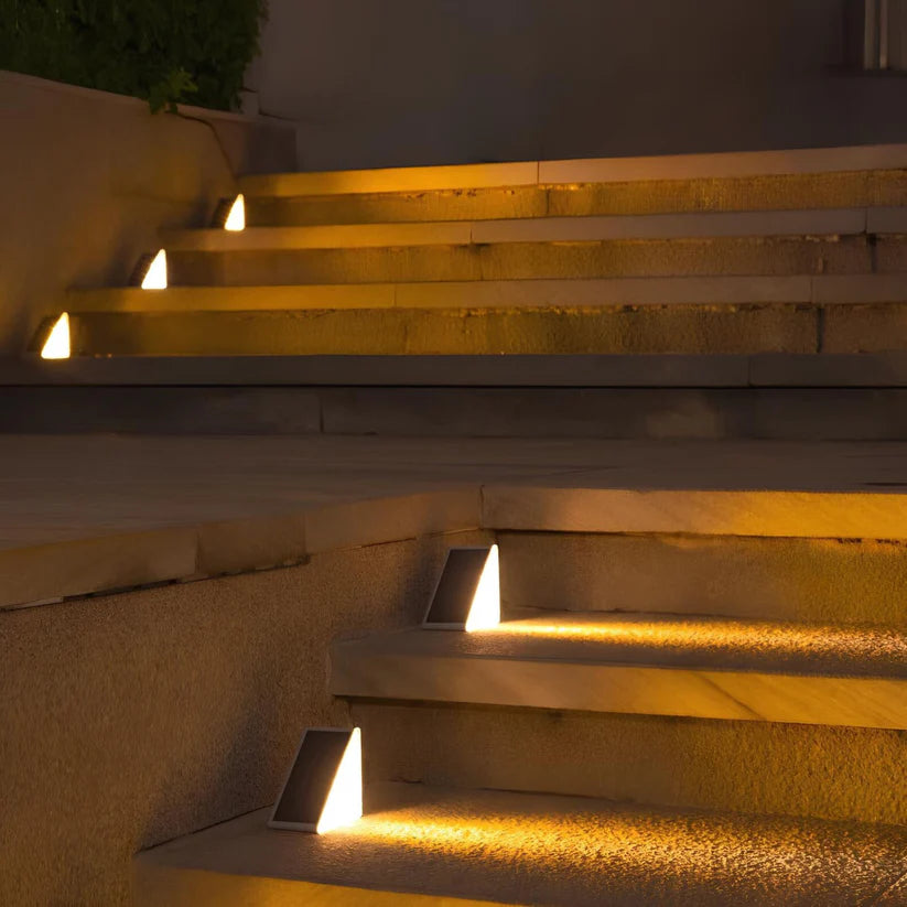 Solarny zestaw lamp LED do oświetlenia schodów i ogrodu