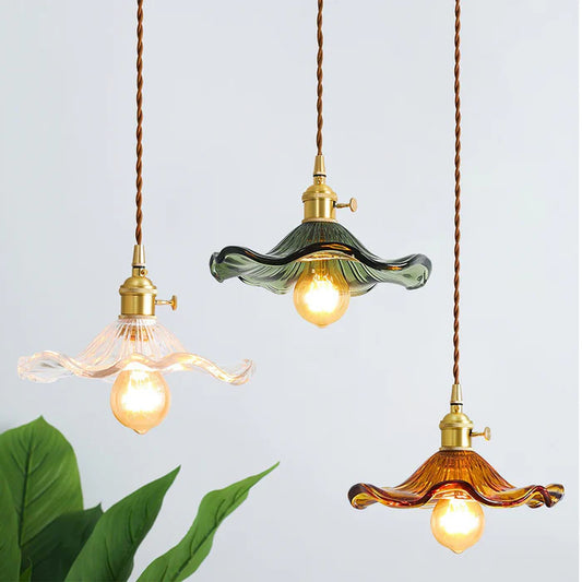 Szklana wisząca lampa sufitowa vintage kwiat – dekoracyjne oświetlenie z falistym kloszem