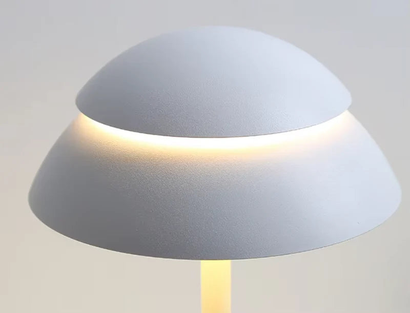 Nowoczesna lampka LED z półkopułowym kloszem – elegancka lampa biurkowa z oświetleniem skierowanym w dół
