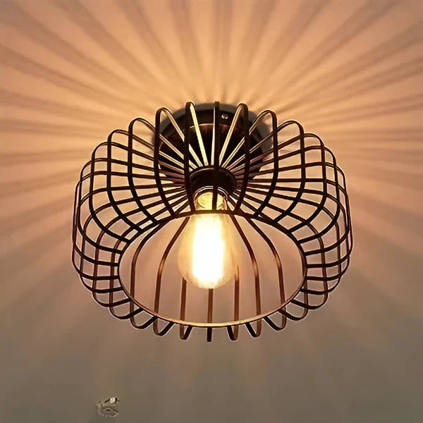 Lampa sufitowa w stylu industrialnym – plafon metalowy z ażurowym kloszem