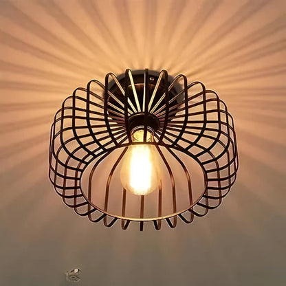 Lampa sufitowa w stylu industrialnym – plafon metalowy z ażurowym kloszem