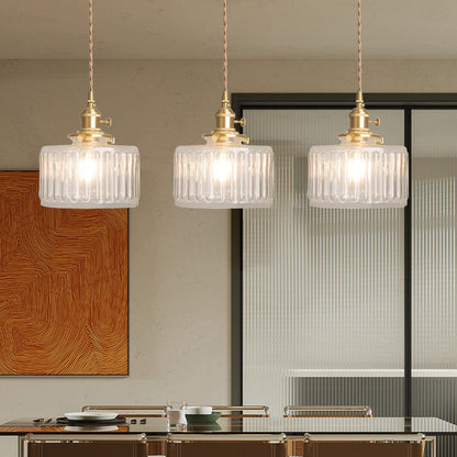 Szklana lampa wisząca w stylu vintage z ryflowanym kloszem i złotym wykończeniem