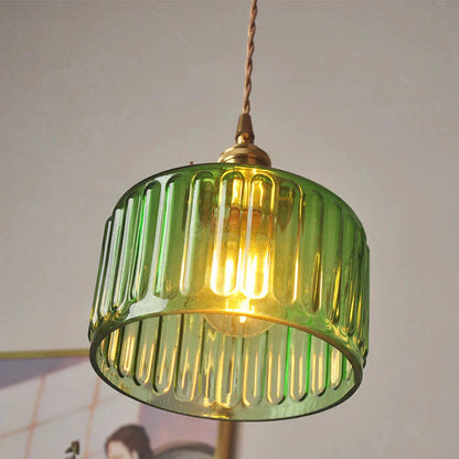 Szklana lampa wisząca w stylu vintage z ryflowanym kloszem i złotym wykończeniem