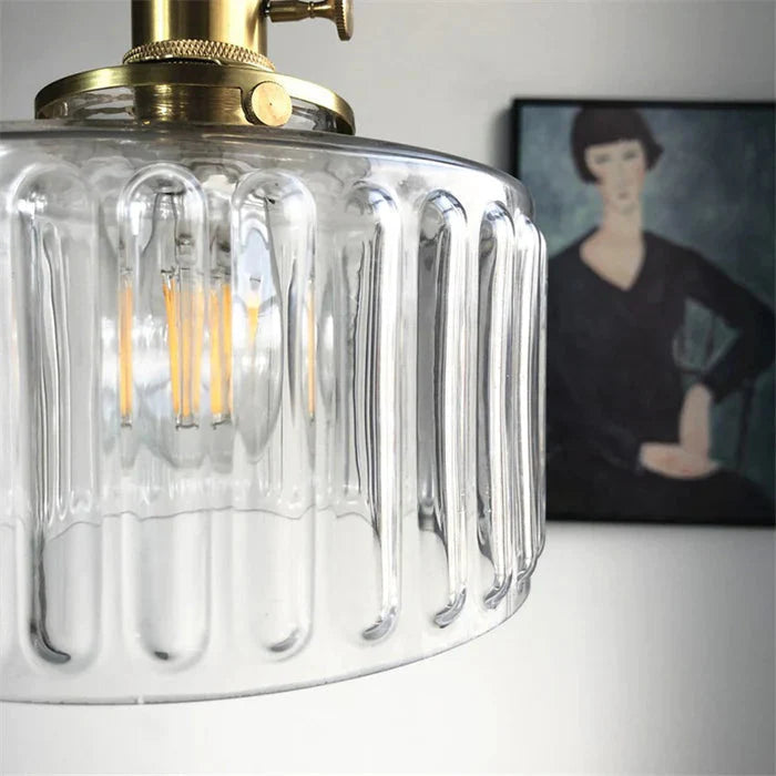 Szklana lampa wisząca w stylu vintage z ryflowanym kloszem i złotym wykończeniem