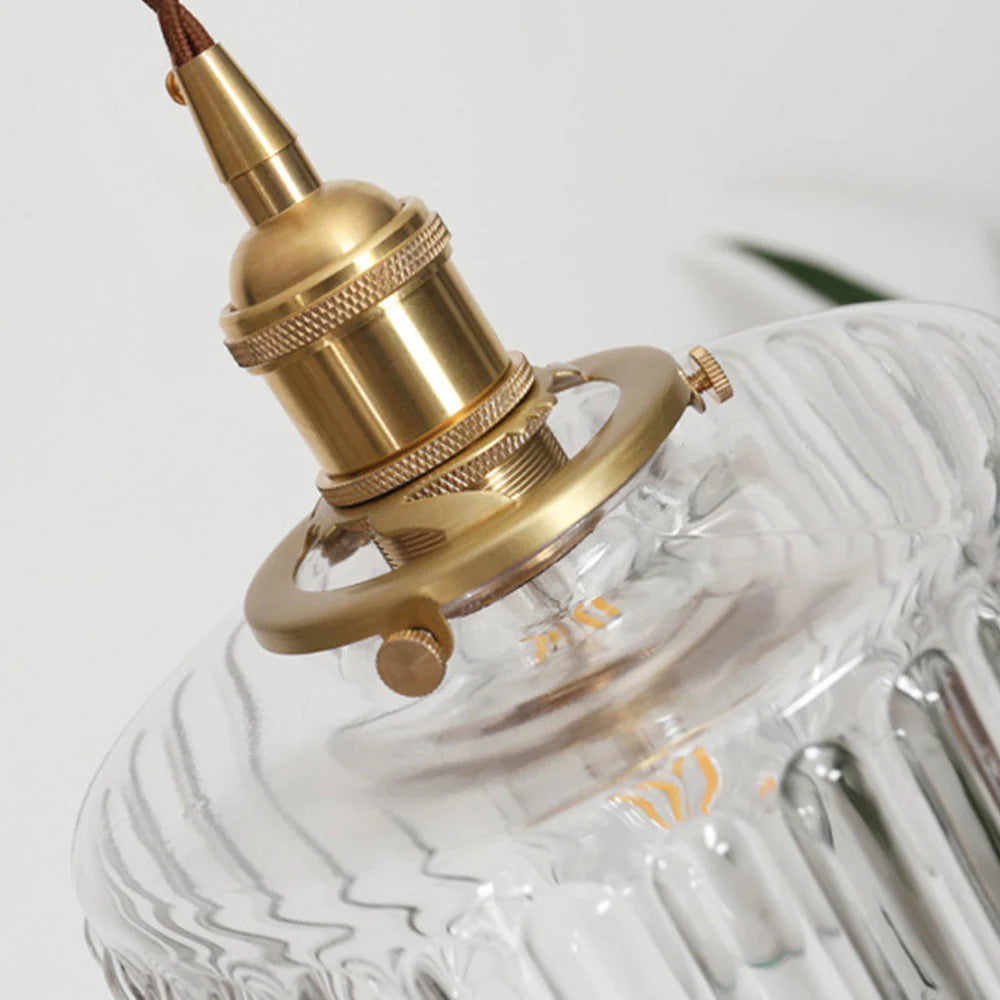 Szklana lampa wisząca w stylu vintage z ryflowanym kloszem i złotym wykończeniem