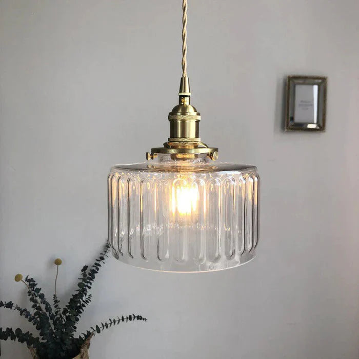 Szklana lampa wisząca w stylu vintage z ryflowanym kloszem i złotym wykończeniem