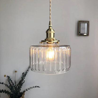 Szklana lampa wisząca w stylu vintage z ryflowanym kloszem i złotym wykończeniem