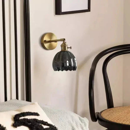 Lampa ścienna retro w kształcie kwiatu tulipana – kinkiet ze szklanym kloszem i złotym wykończeniem
