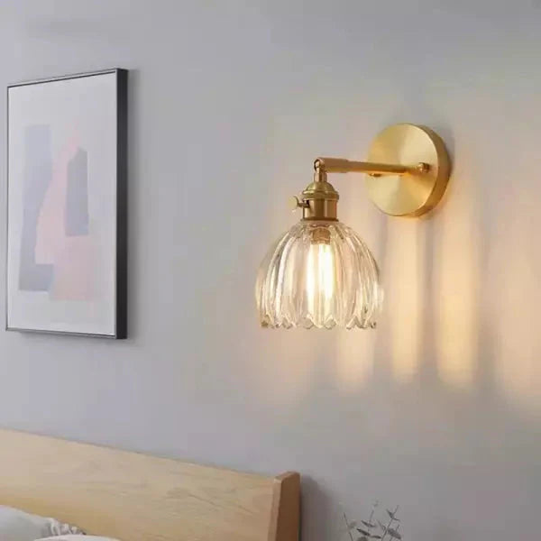 Lampa ścienna retro w kształcie kwiatu tulipana – kinkiet ze szklanym kloszem i złotym wykończeniem