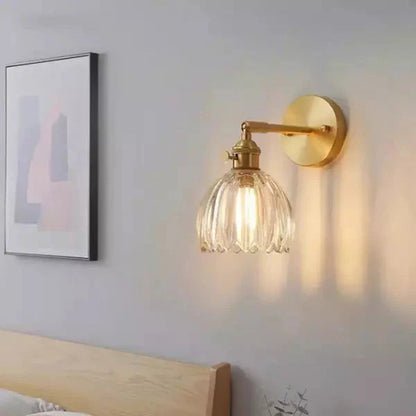Lampa ścienna retro w kształcie kwiatu tulipana – kinkiet ze szklanym kloszem i złotym wykończeniem