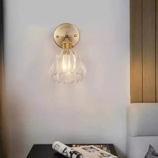 Lampa ścienna retro w kształcie kwiatu tulipana – kinkiet ze szklanym kloszem i złotym wykończeniem