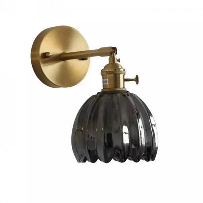 Lampa ścienna retro w kształcie kwiatu tulipana – kinkiet ze szklanym kloszem i złotym wykończeniem