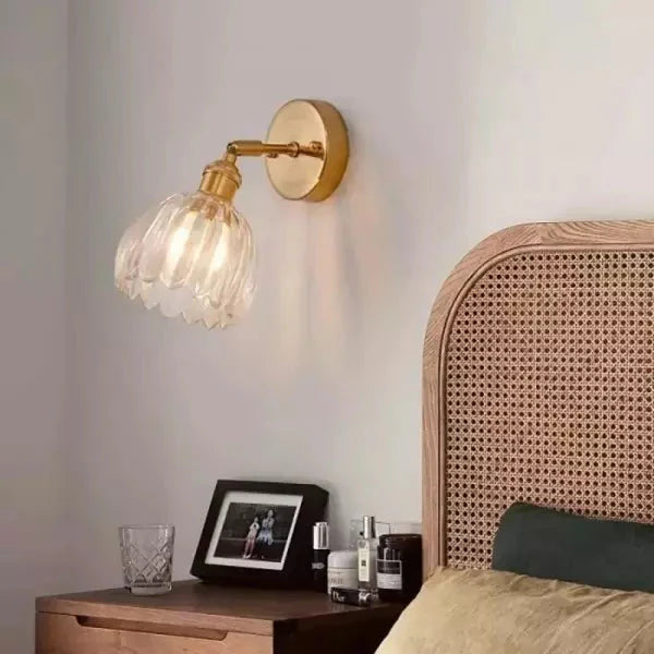 Lampa ścienna retro w kształcie kwiatu tulipana – kinkiet ze szklanym kloszem i złotym wykończeniem