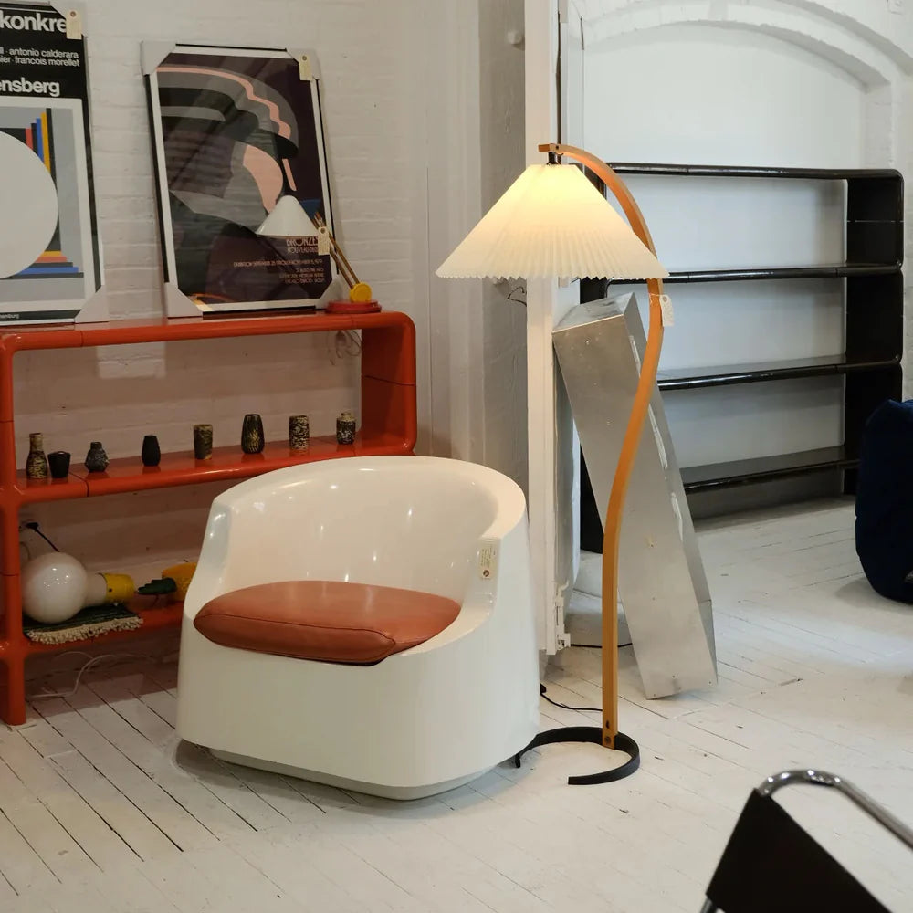 Nowoczesna Lampa Podłogowa z Drewnianą Podstawą i Tkaninowym Kloszem