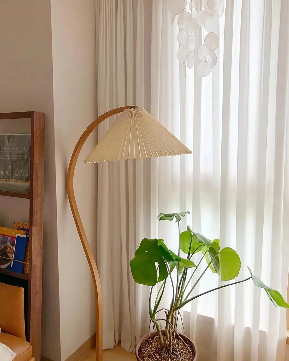 Nowoczesna Lampa Podłogowa z Drewnianą Podstawą i Tkaninowym Kloszem
