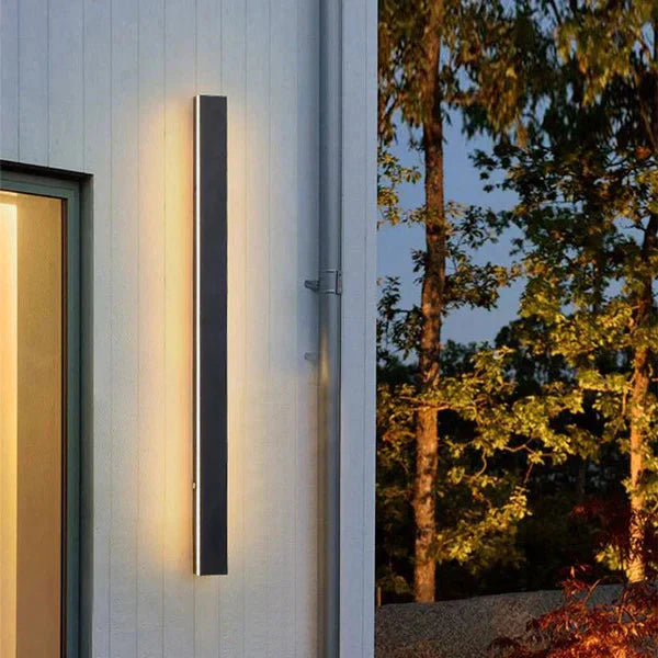 Nowoczesna Pionowa Lampa LED na Elewację