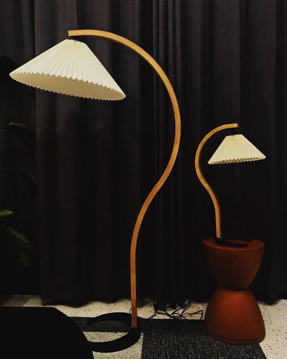 Nowoczesna Lampa Podłogowa z Drewnianą Podstawą i Tkaninowym Kloszem