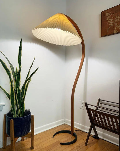 Nowoczesna Lampa Podłogowa z Drewnianą Podstawą i Tkaninowym Kloszem
