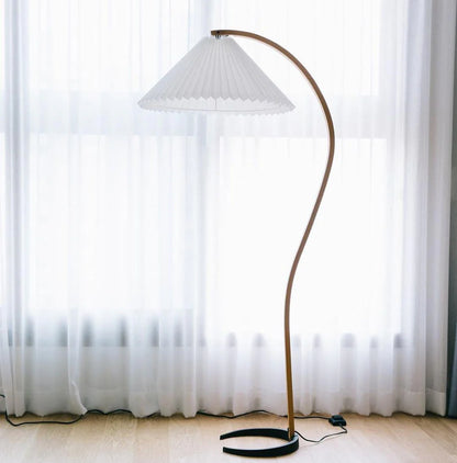 Nowoczesna Lampa Podłogowa z Drewnianą Podstawą i Tkaninowym Kloszem