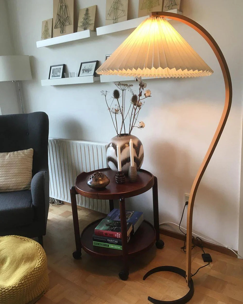 Nowoczesna Lampa Podłogowa z Drewnianą Podstawą i Tkaninowym Kloszem