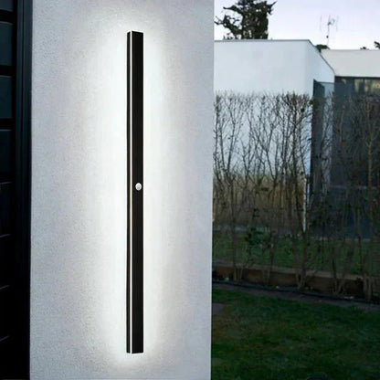 Nowoczesna Pionowa Lampa LED na Elewację