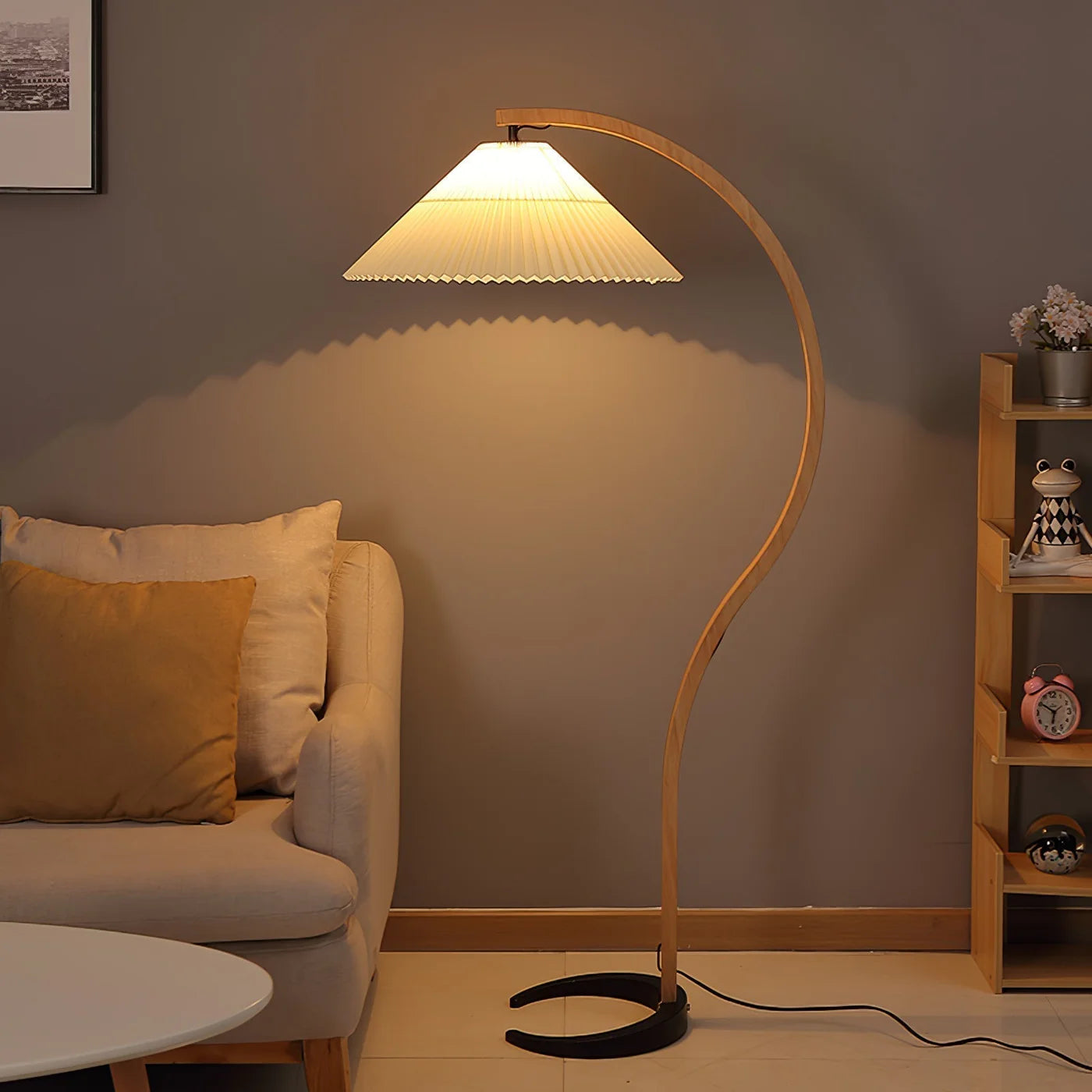 Nowoczesna Lampa Podłogowa z Drewnianą Podstawą i Tkaninowym Kloszem