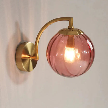 Kinkiet złoty z prążkowanym kloszem – Lampa ścienna