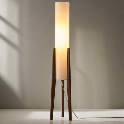 Nowoczesna lampa podłogowa z drewnianymi nogami i cylindrycznym kloszem