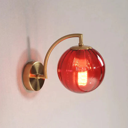 Kinkiet złoty z prążkowanym kloszem – Lampa ścienna
