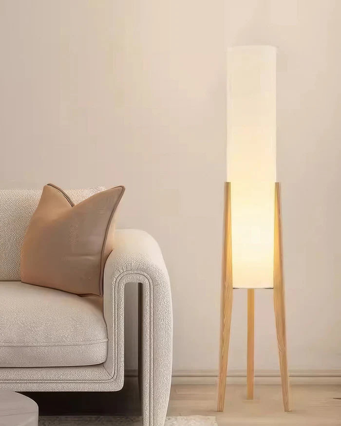 Nowoczesna lampa podłogowa z drewnianymi nogami i cylindrycznym kloszem