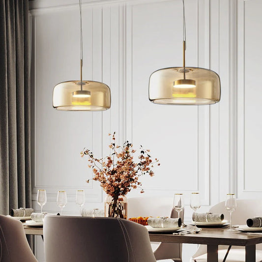 Szklana lampa wisząca LED w stylu nowoczesnym – minimalistyczny klosz i złote wykończenie