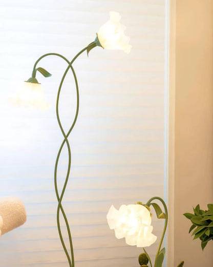 Lampa stojąca w stylu retro – podłogowa lampa kwiatowa z kloszami w kształcie lilii