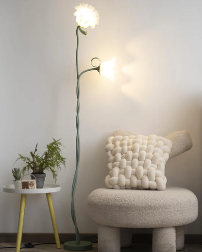 Lampa stojąca w stylu retro – podłogowa lampa kwiatowa z kloszami w kształcie lilii