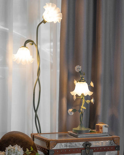 Lampa stojąca w stylu retro – podłogowa lampa kwiatowa z kloszami w kształcie lilii