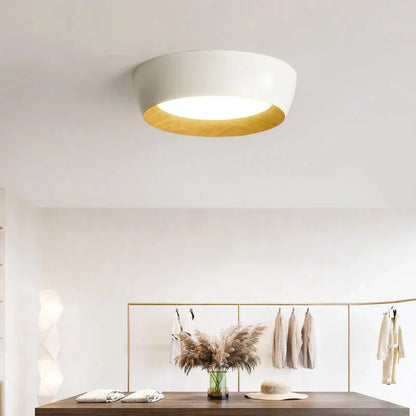 Nowoczesna lampa sufitowa LED z drewnianym akcentem